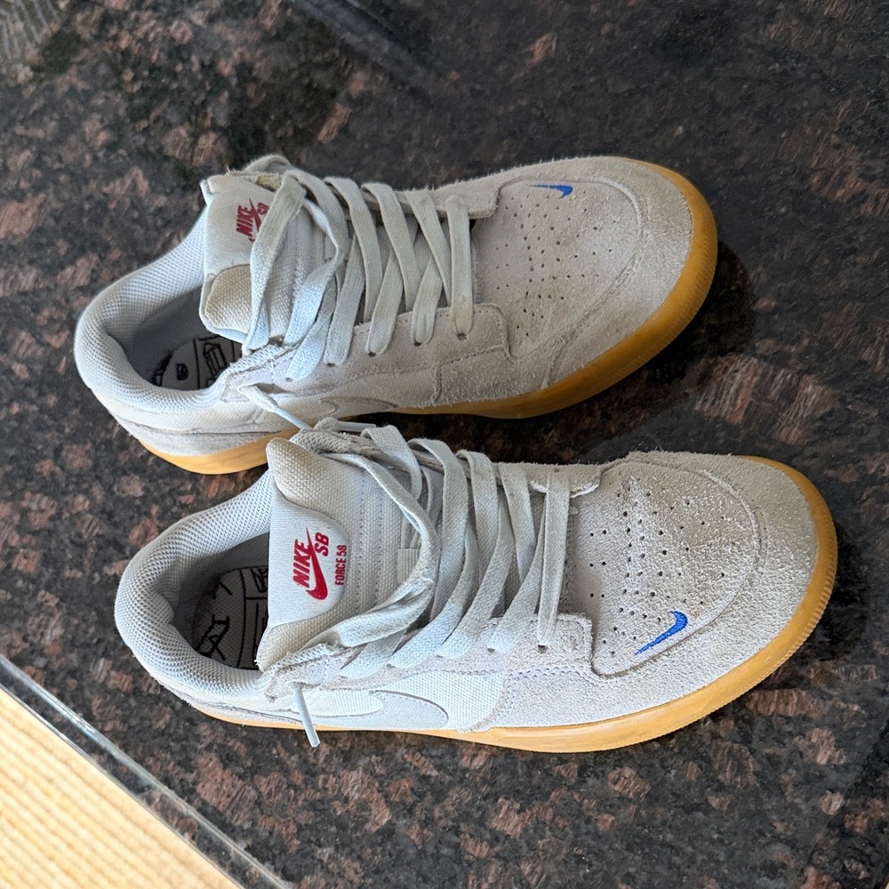 Nike Men's Light Gray Sneakers with Gum Sole - Picture 2 of 7